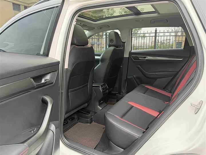 Skoda Karoq Facelift Luxury Edition, 2022 г.